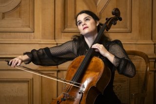 La violoncelliste Estelle Revaz en pleine répétition au Palais fédéral, où elle est également conseillère nationale (image d'illustration)